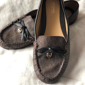 Michael Kors Leather Loaf Flats in Signature Print Size 7
